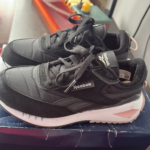 Girls Reebok size 1 - Picture 2 of 4